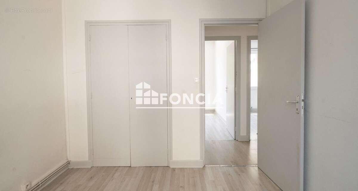 VALENCE rue Alphonse Daudet – T4 72 m² en bon état • 3 chambres • Balcon • Cave - photo 5
