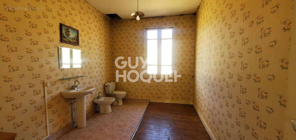 Maison à SERRES-SAINTE-MARIE