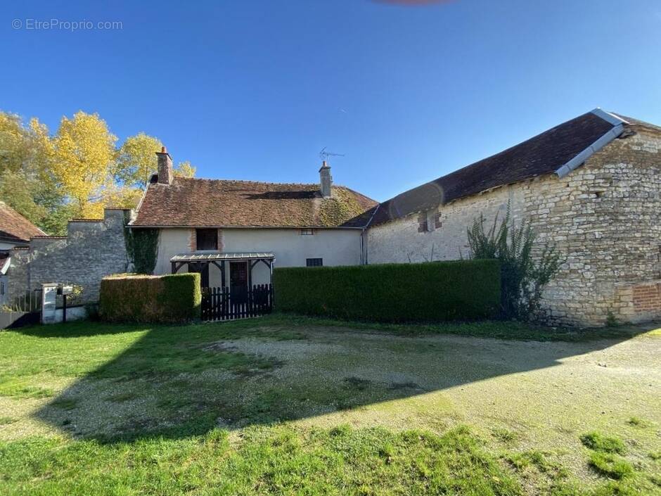 Maison à JULLY-SUR-SARCE