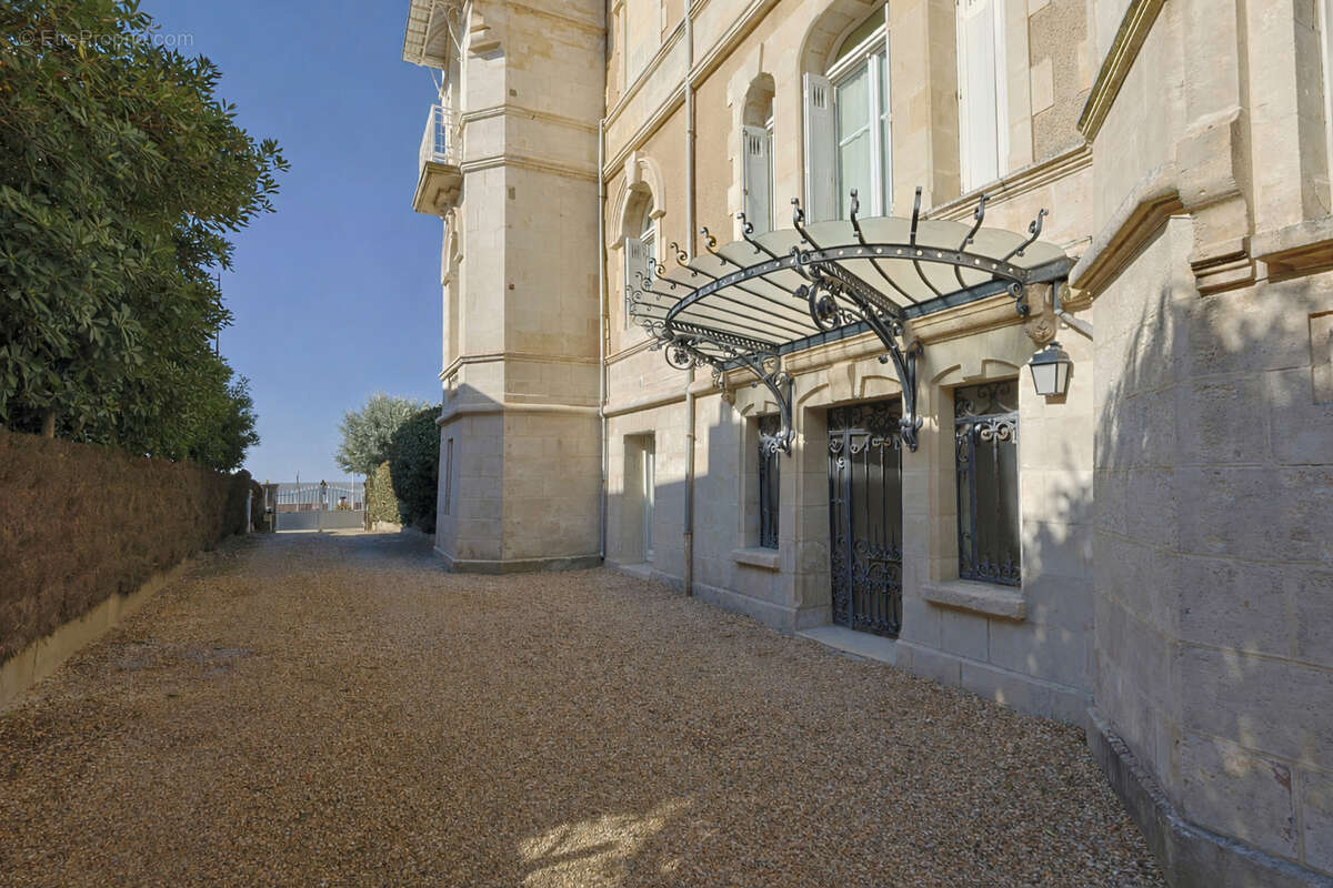 EMPLACEMENT D'EXCEPTION - Appartement de 70 m² offrant une pleine vue mer - photo 3
