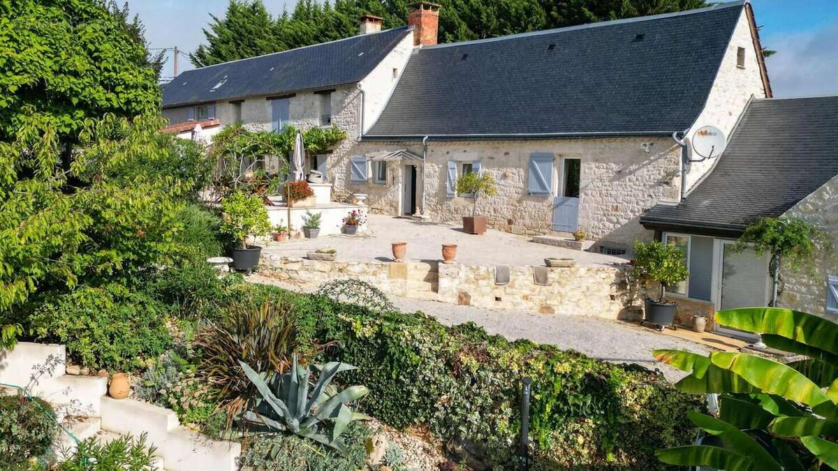 Secteur CARLUX, sur les hauteurs, Longère composée d'une maison, - photo 3