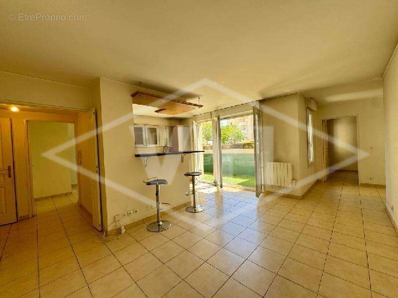 Appartement 65 m² à Combs-La-Ville  - photo 2