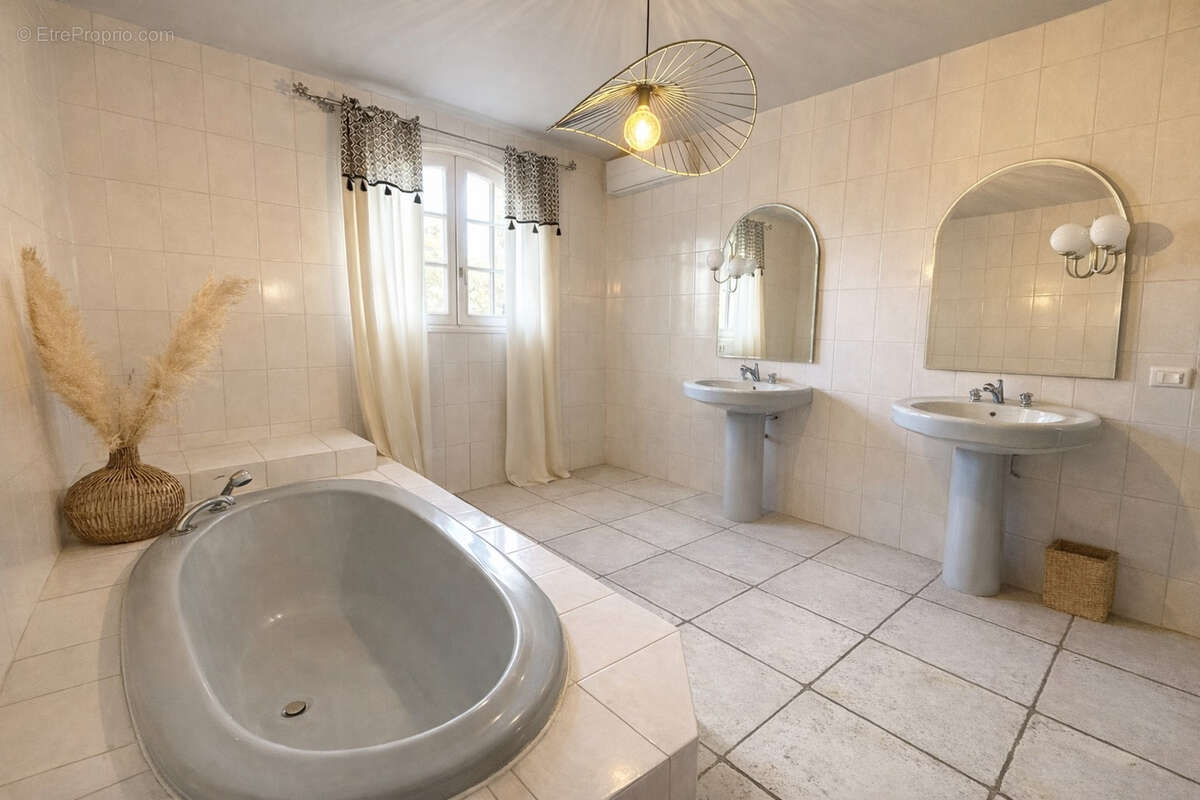 Maison à SUZE-LA-ROUSSE