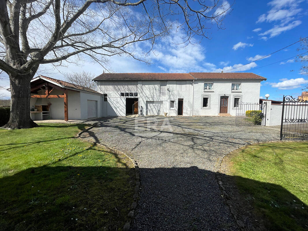 Maison à VILLECOMTAL-SUR-ARROS