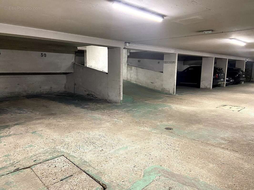Parking à PARIS-3E