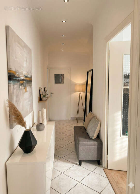 Entrée Couloir R1 - Maison à DECINES-CHARPIEU