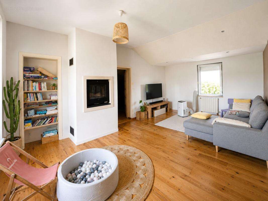 Maison à vendre 8 pièces LES MARTRES DE VEYRE (63) - photo 3
