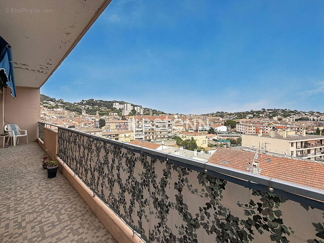 Dernier étage-  Spacieux 2p - Terrasse - Aperçu mer - Cave - photo 4