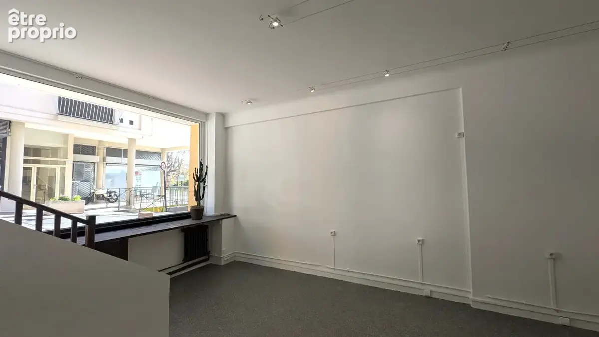 Local commercial avec belle vitrine donnant sur rue passante de FREJUS CENTRE - photo 5