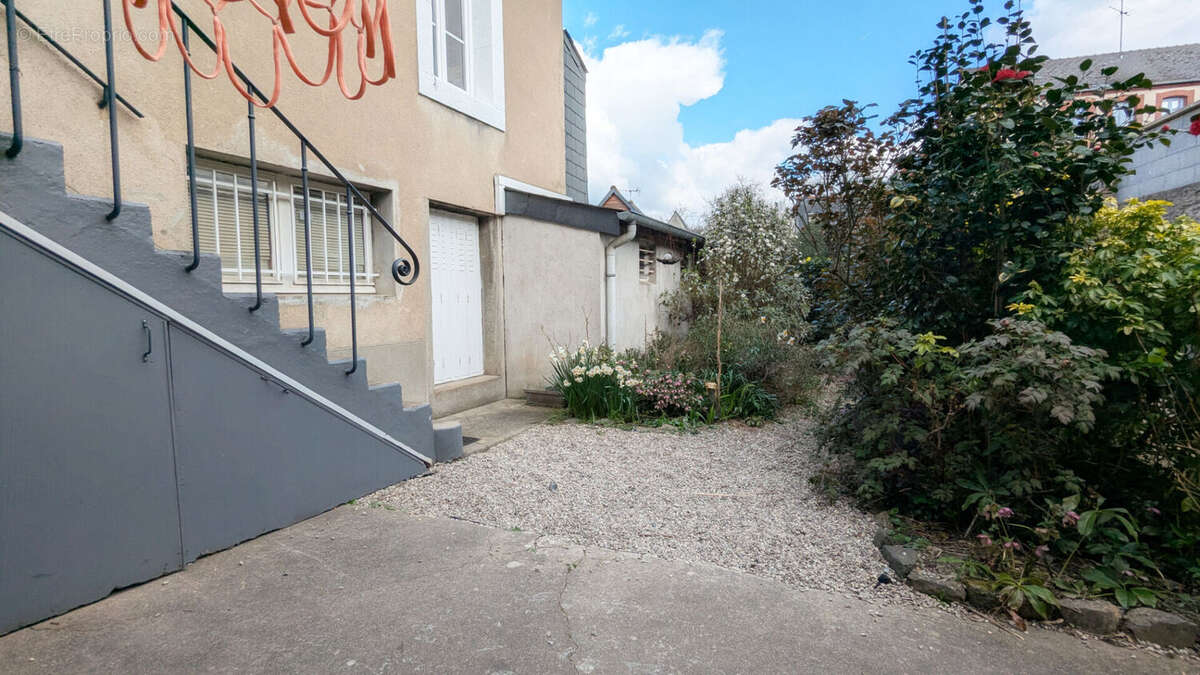 ACHAT-VENTE LAVAL Maison/Appartement  hyper centre - photo 10