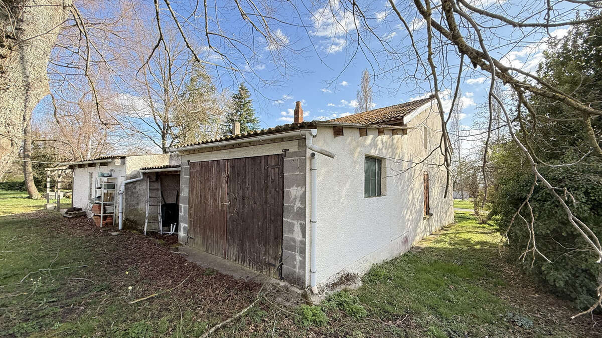 Maison de campagne familiale à rénover entièrement avec grand terrain et dépendances - photo 4