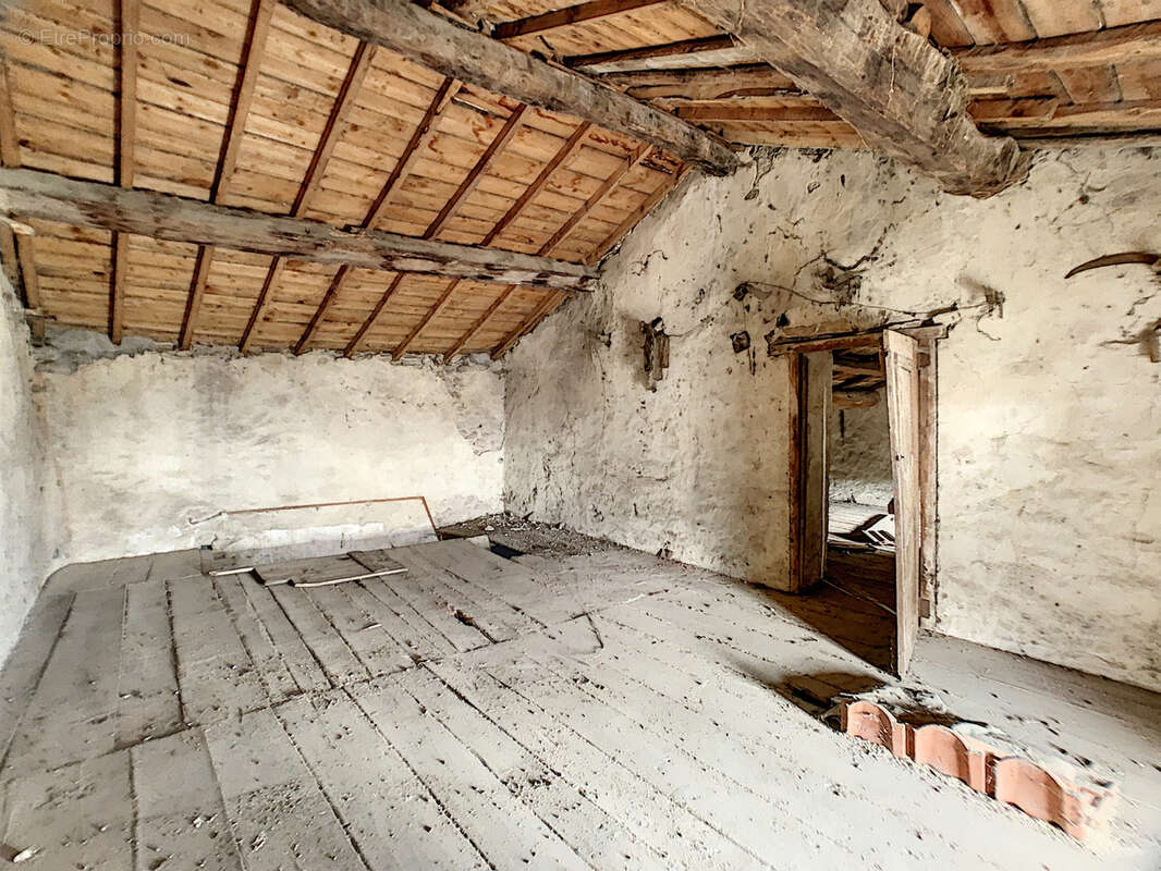 Maison à MONTAIGUT-LE-BLANC