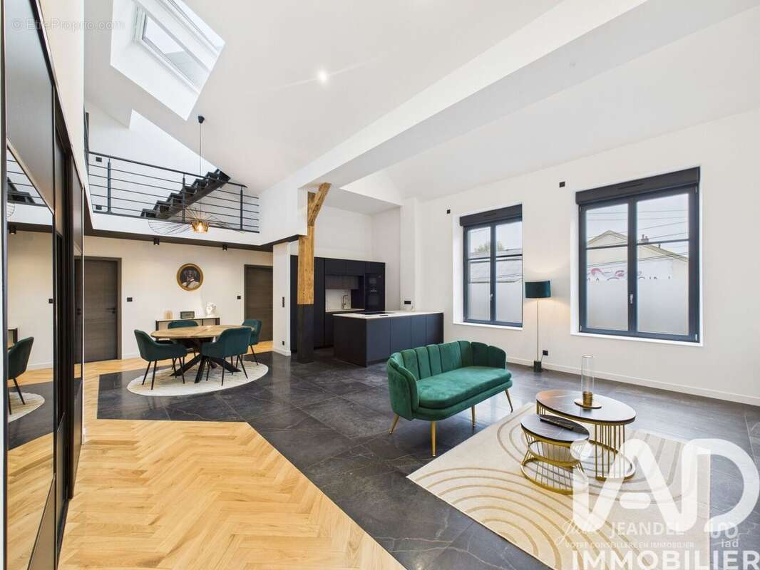 Photo 2 - Commerce à REMIREMONT