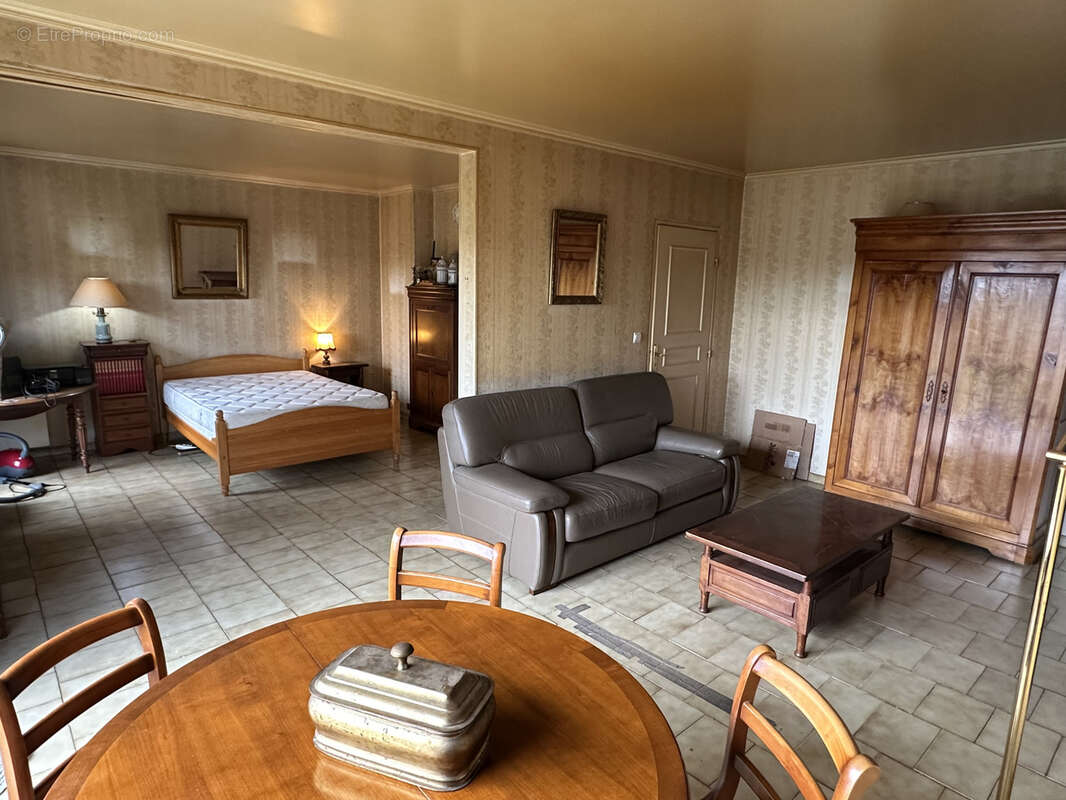 Maison à VAUX-LE-PENIL