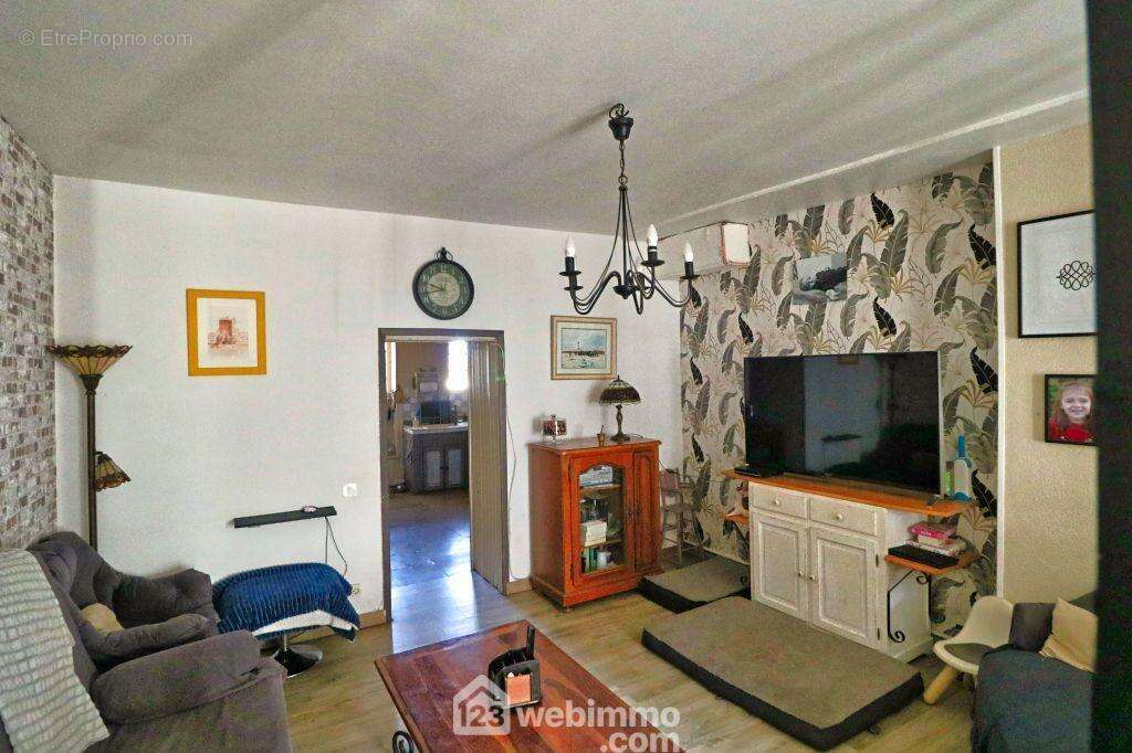 De 16 m2, - Maison à CEAUX-EN-COUHE
