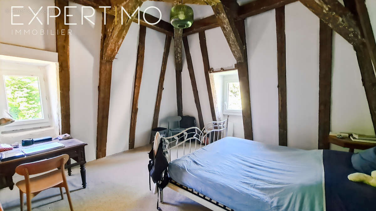 Manoir d'une superficie habitable de 338 m2 avec dépendances sur un terrain de 3,6 hectares - photo 16