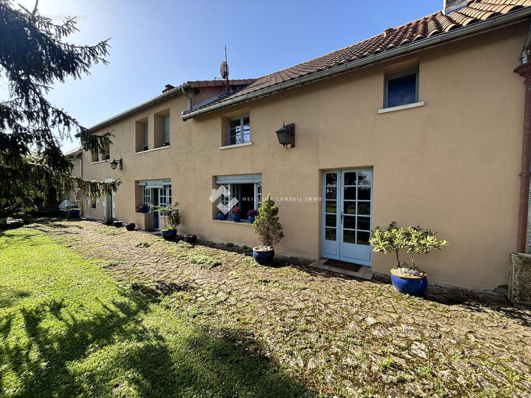 Maison 254 m² à Marigny-Brizay  - photo 3