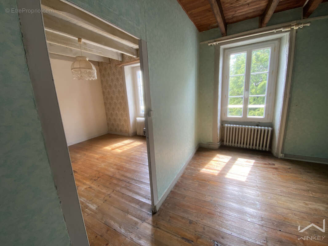 Grande bâtisse de caractère à fort potentiel   225 m2 habitables avec jardins - photo 13