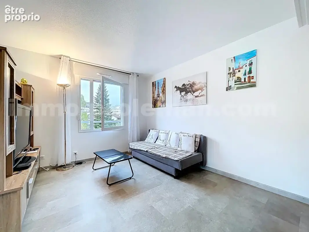 Appartement_T4_Gaillard_belle_superficie_prix_frontière_Suisse_direction_GENEVE_autoroutes_investissement_locatif_vente_vue_séjour_salon