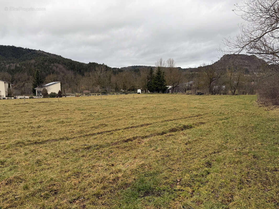 Terrain à SAINT-PIERRE-EYNAC