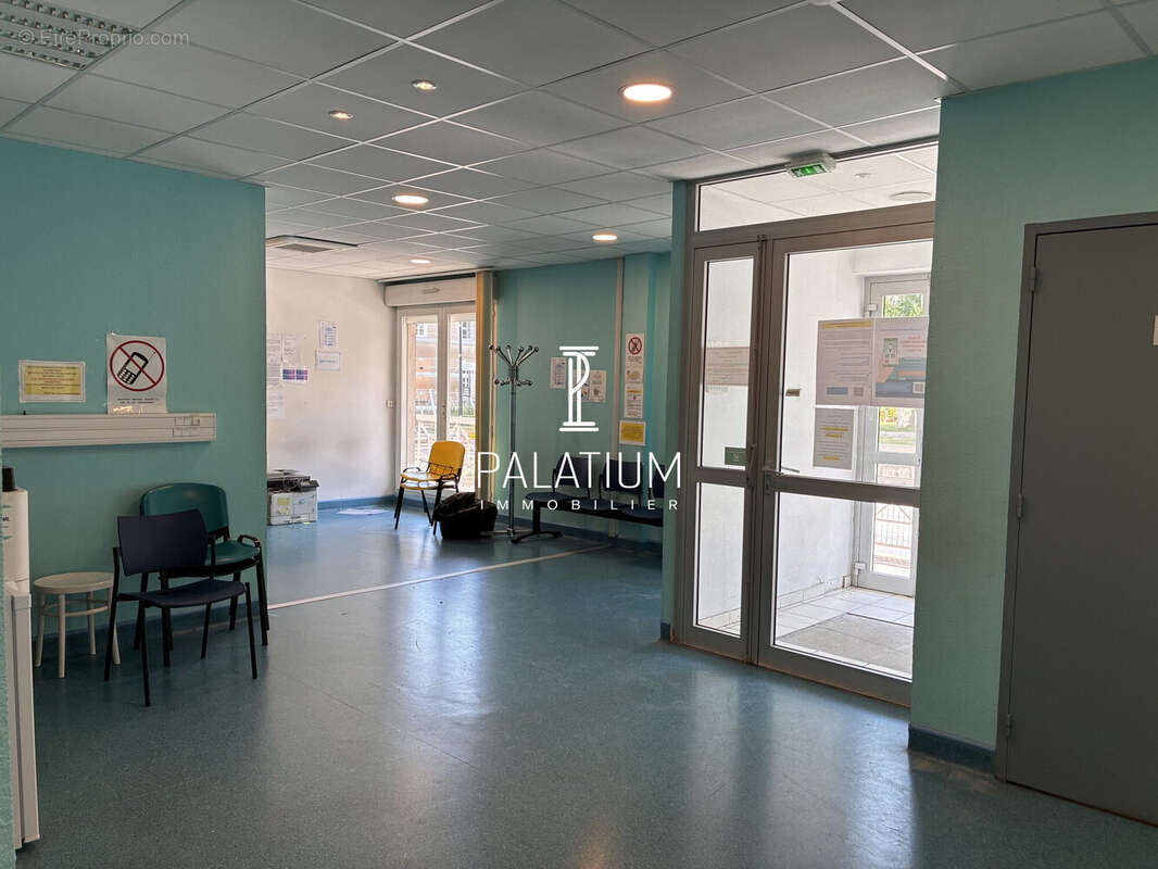 Commerce 213 m² à Sisteron  - photo 2