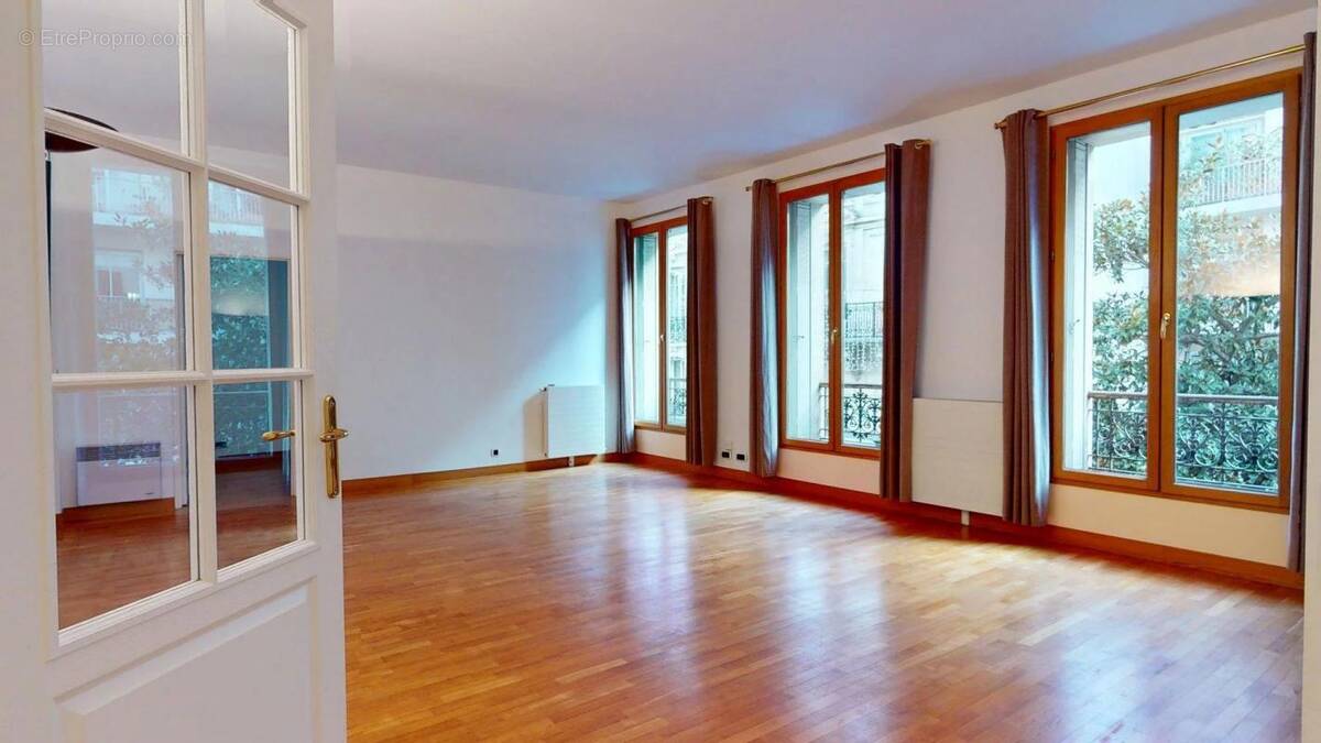 Appartement à PARIS-16E