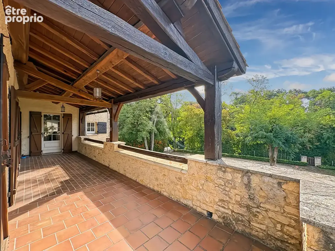 A VENDRE - Maison familiale de caractère de 185 m² avec grand garage, proche des commodités - photo 16