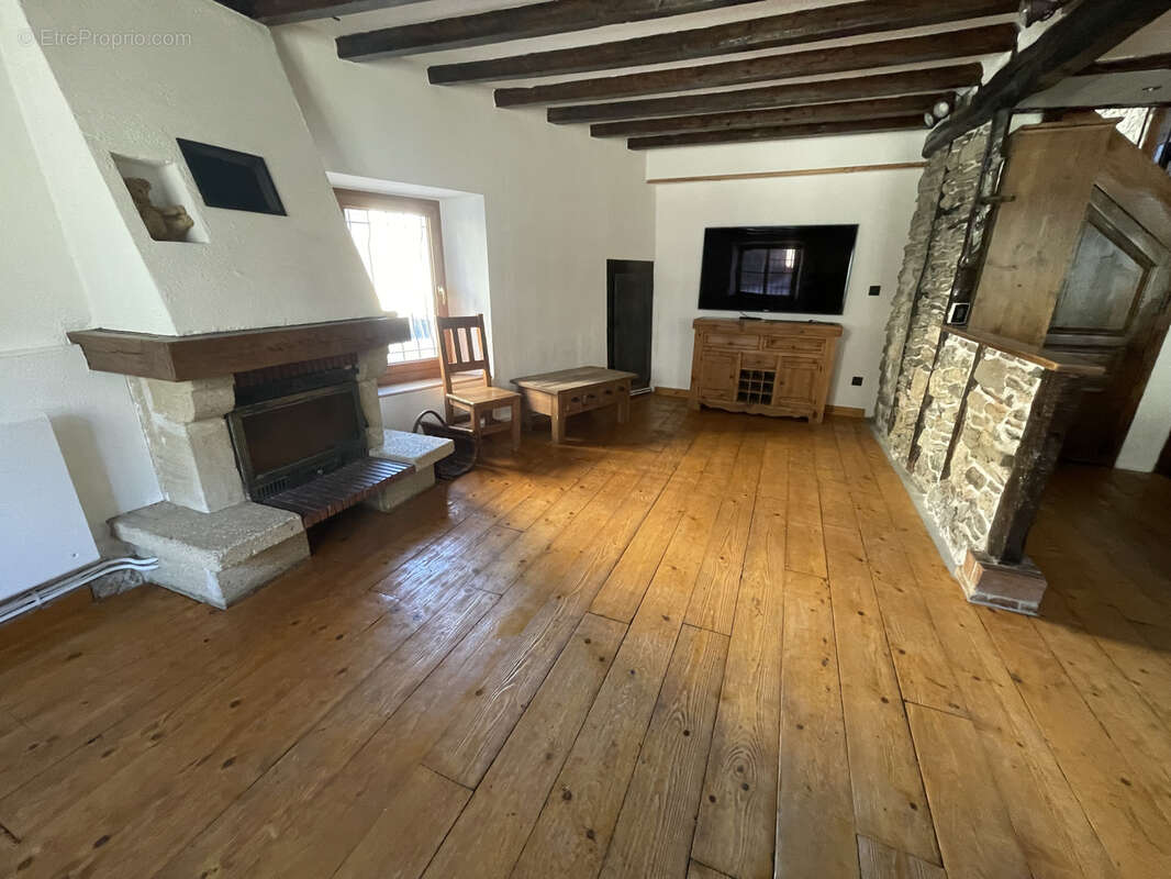 Maison à SAINT-MARTIN-DE-LA-CLUZE