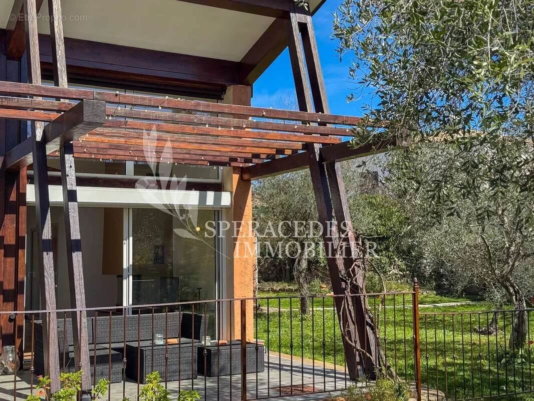 Maison à SAINT-CEZAIRE-SUR-SIAGNE