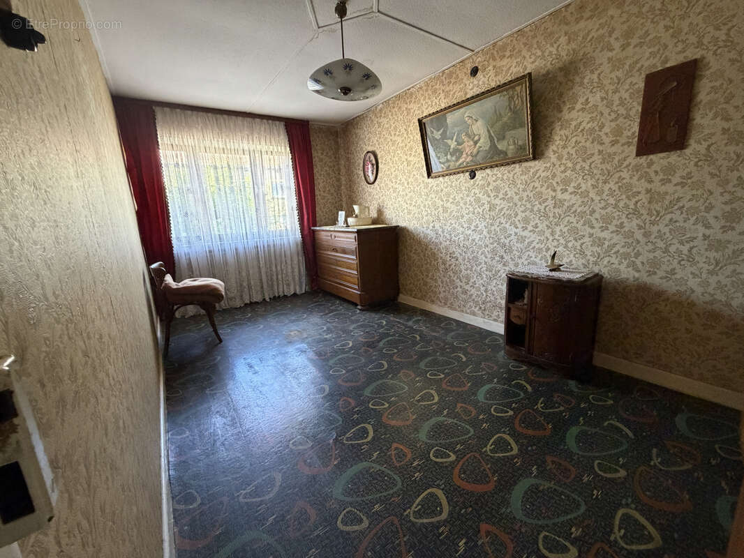 Maison mitoyenne F5 avec grange et dépendances sur 17,26 are - photo 9
