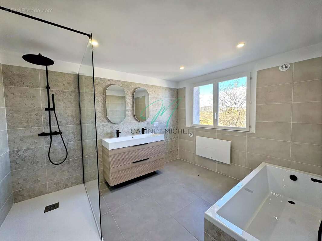 Appartement à LA ROQUETTE-SUR-SIAGNE