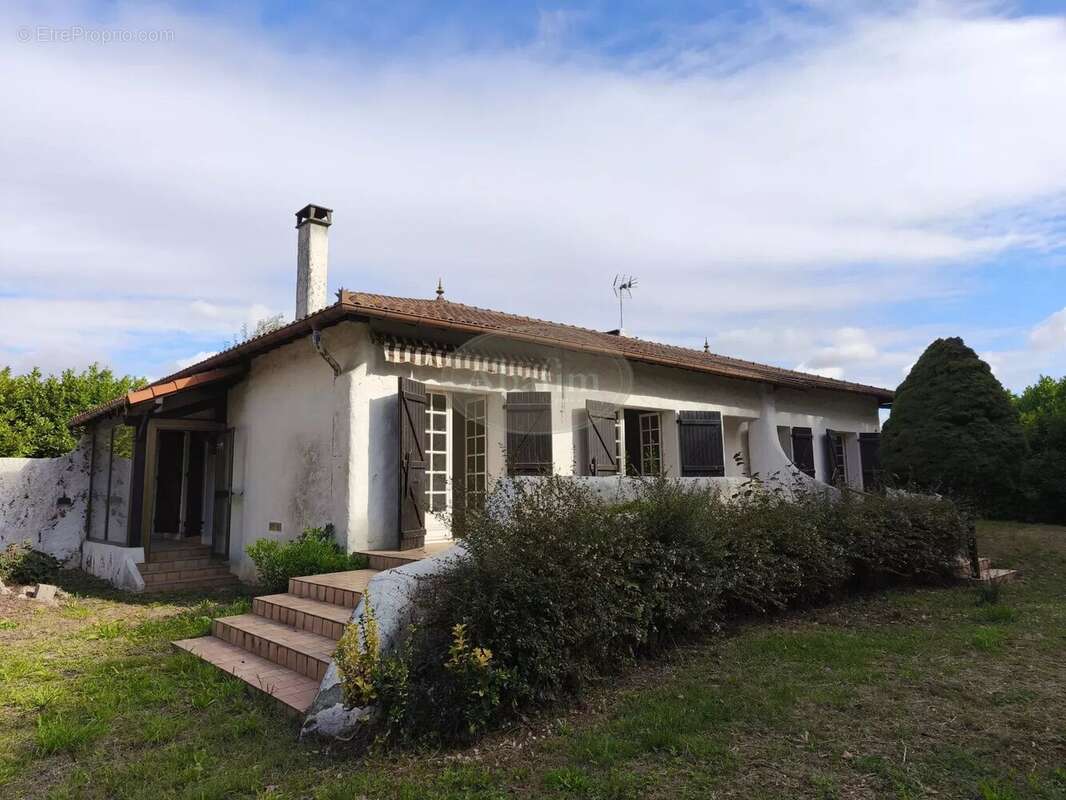 Maison à VILLECOMTAL-SUR-ARROS