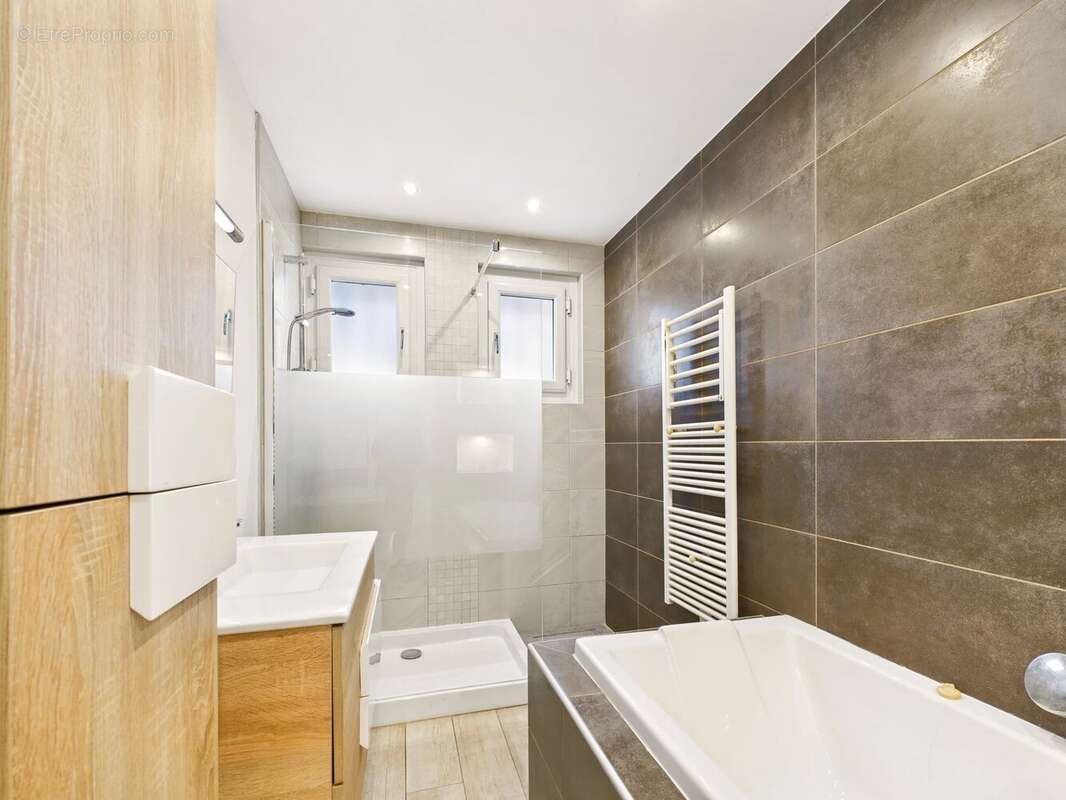 Belle Maison Présentée avec Appartement d’Amis, Piscine et Jardin Clos - photo 7