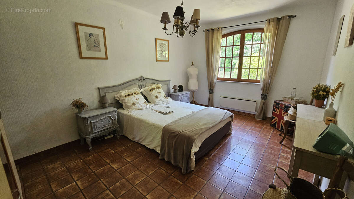 Maison à BAGNOLS-EN-FORET