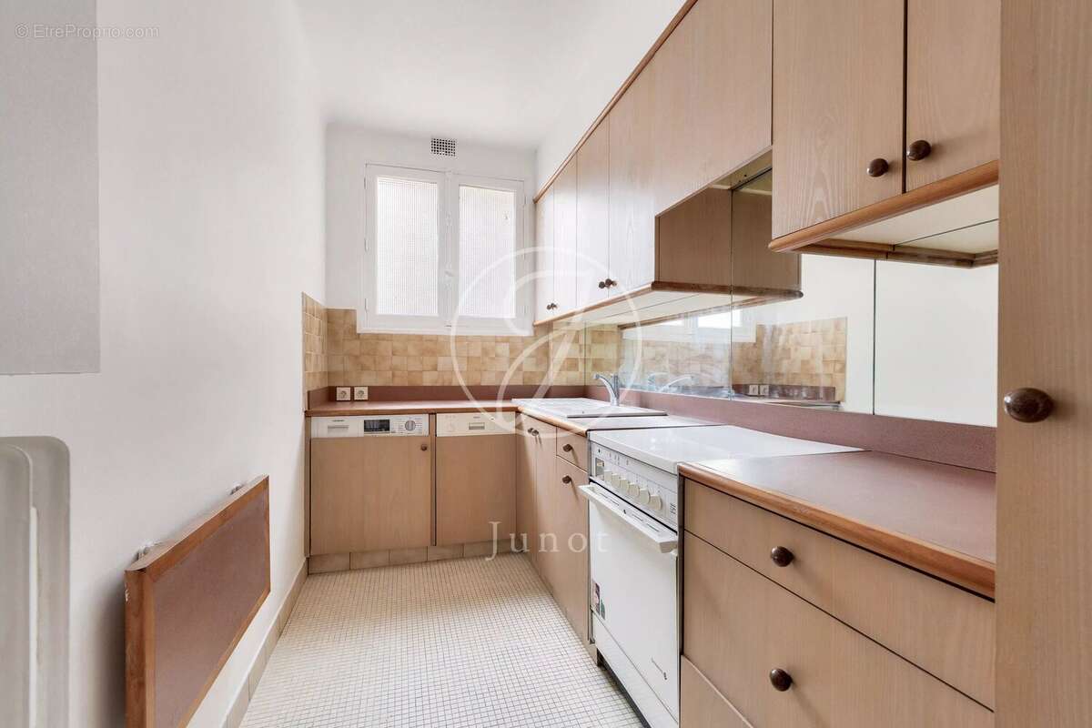 Appartement à PARIS-16E