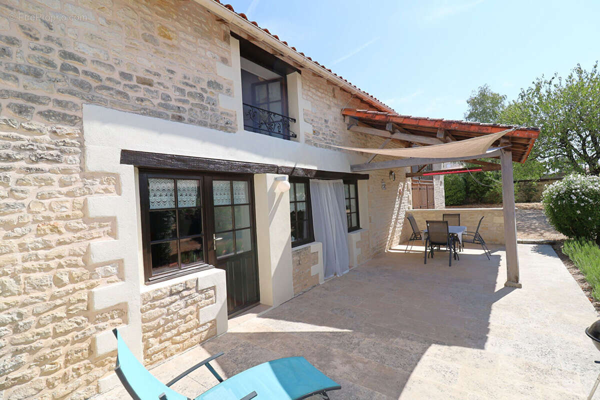 Maison de village rénovée  3 chambres avec salle d'eau privative  Village recherché - photo 5