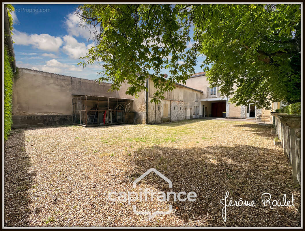 Hyper centre Neuville-de-Poitou – Maison de caractère 305 m² – Jardin, garages et fort potentiel - photo 31