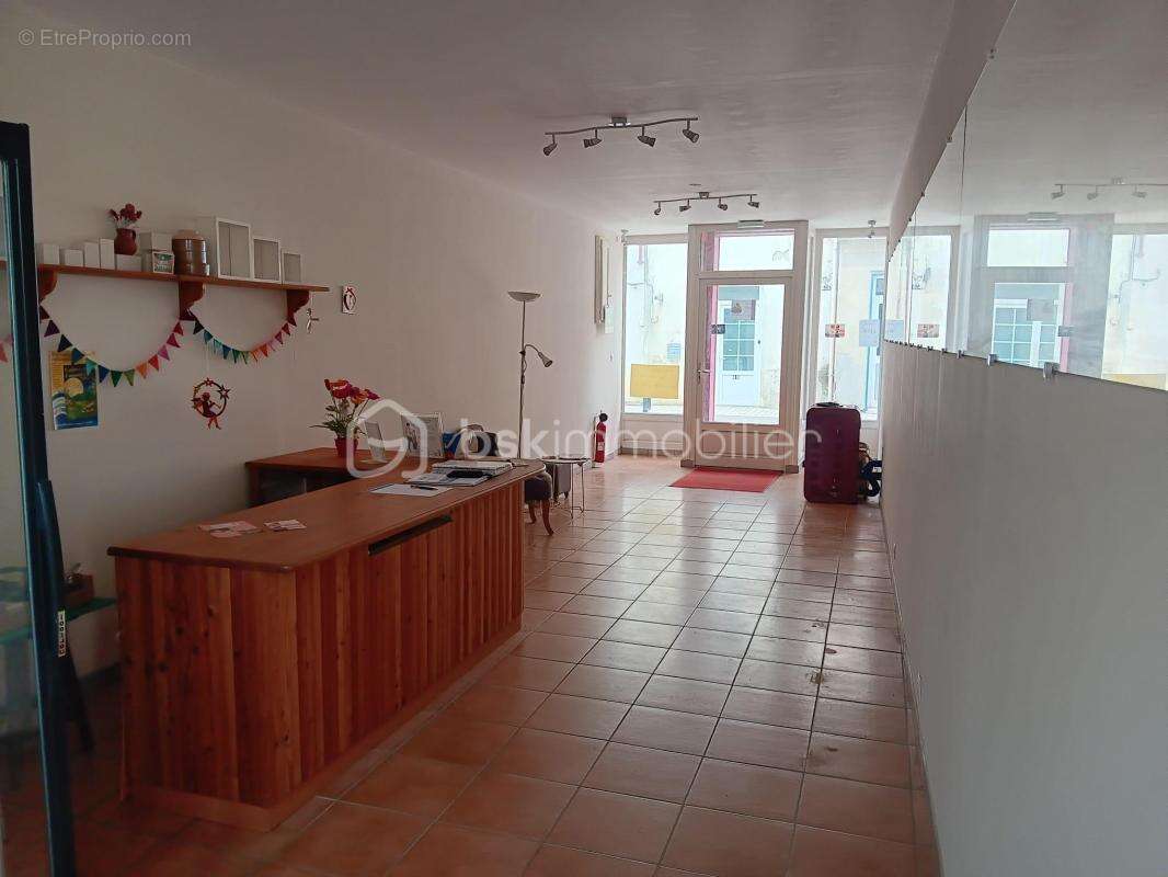 Commerce à SAUZE-VAUSSAIS