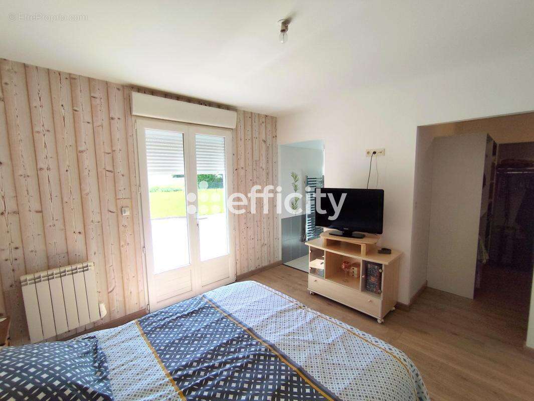 Maison 160 m² à Saint-Georges-Des-Coteaux  - photo 12