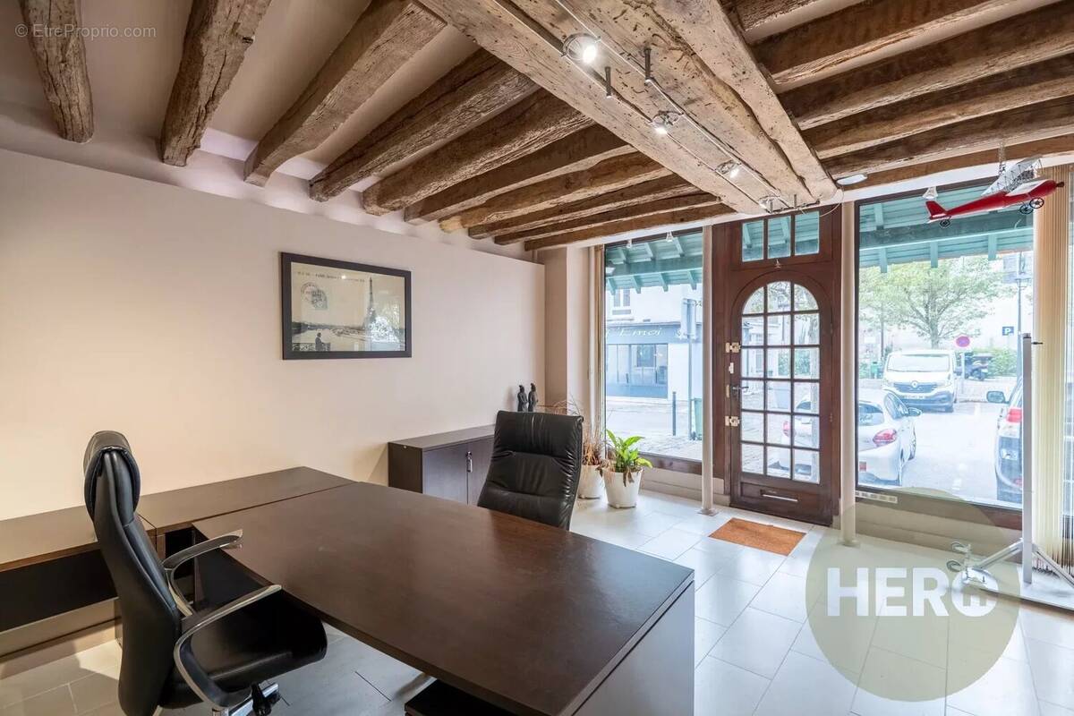 Commerce à NEAUPHLE-LE-CHATEAU