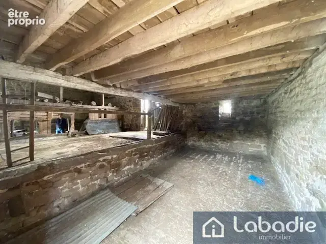 A proximité d'un bourg tous commerces, un beau bâtiment en pierres à rénover, terrain de 3128m2. - photo 15