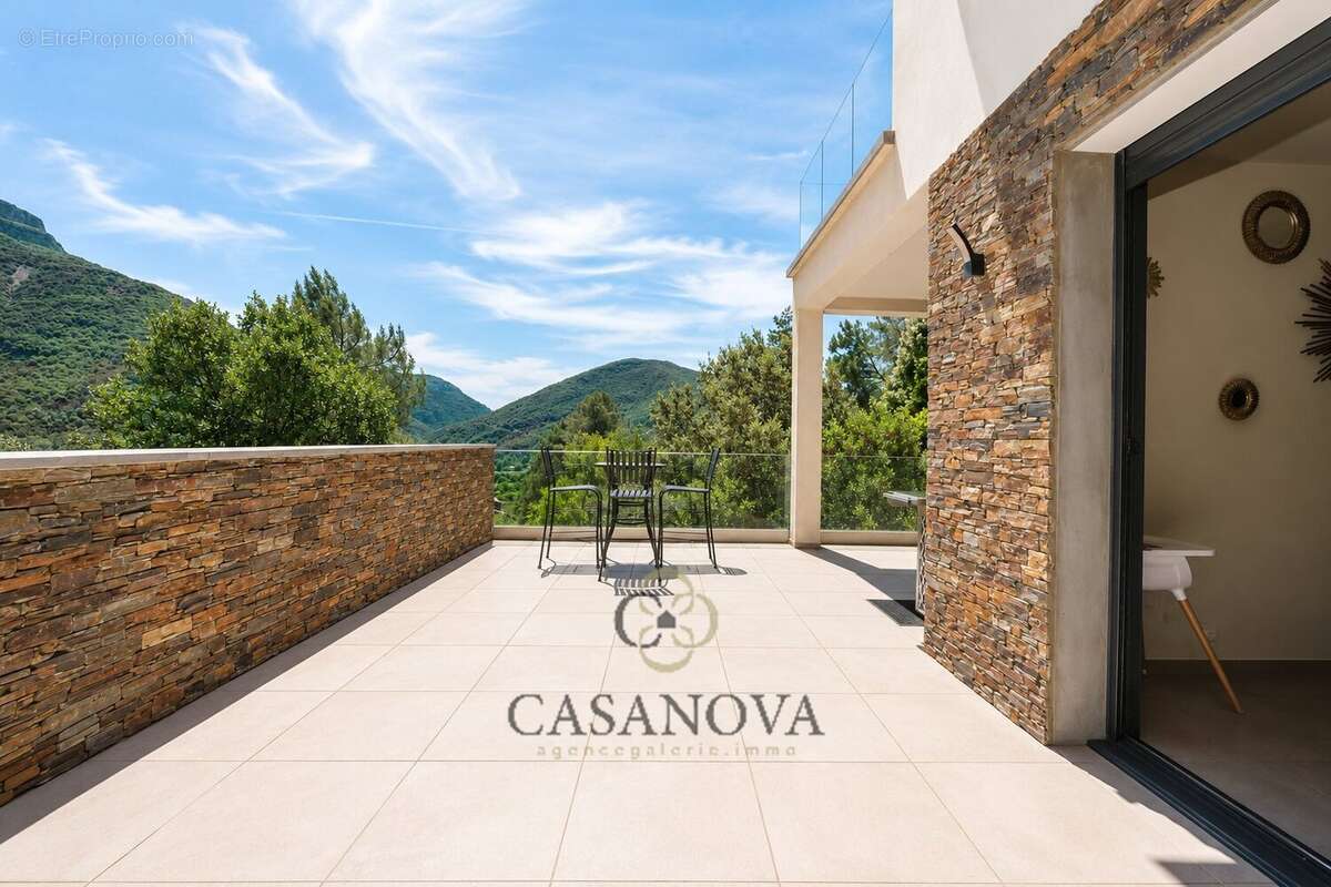 Propriété avec piscine intérieure et extérieure avec terrain de 5 300 m² à Sumène - photo 26