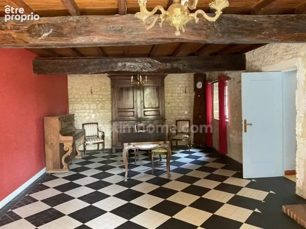 En Charente, à seulement 12 minutes du centre-ville d’Angoulême et de la Gare TGV découvrez cette belle propriété charentaise si - photo 5