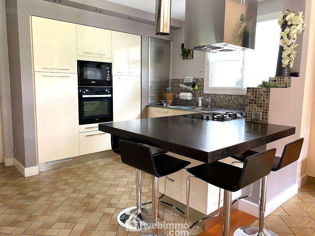 La cuisine ouverte de 13.53m² a été entièrement réaménagée. - Maison à CHOLET