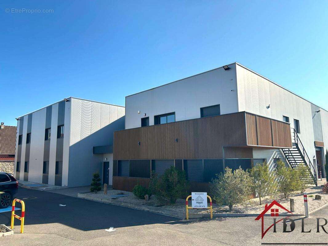 Coubert - batiment commercial + appartement - photo 4