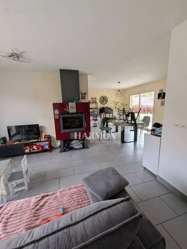 Maison à MOMAS