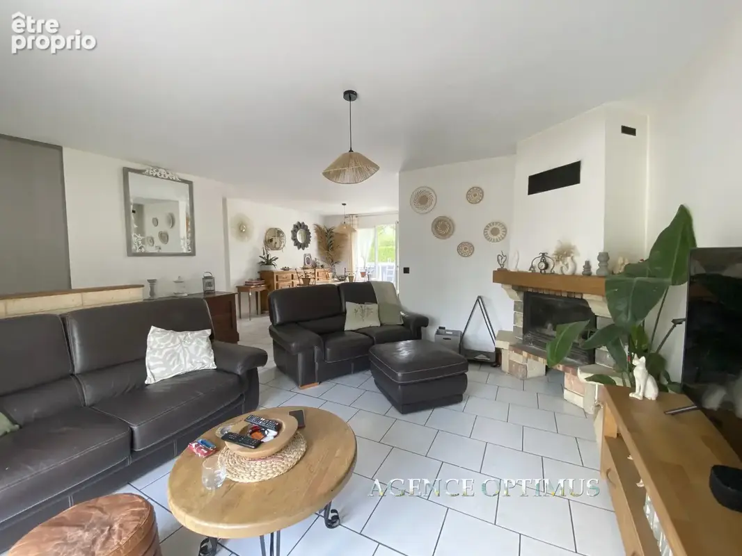PAVILLON DE PLAIN-PIED - 3 chambres - Grand terrain clos 1400m2 - Piscine - Garage - VILLENEUVE LA GUYARD - photo 10