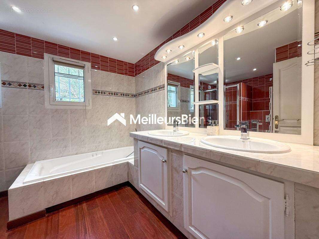 Maison à ROQUEBRUNE-SUR-ARGENS