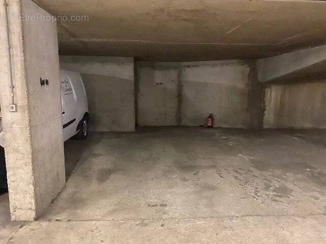 Parking à PARIS-3E