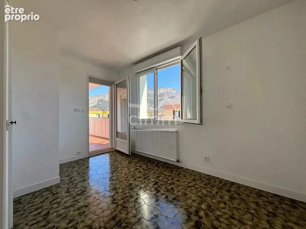 Appartement T5 -100 m² avec grande terrasse - photo 8